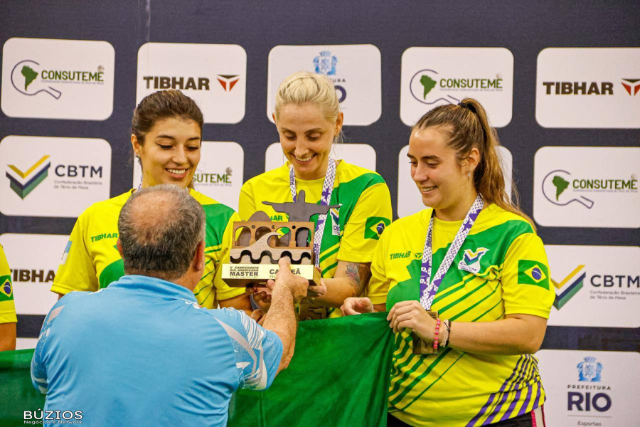 MORADORA DO BAIRRO DE MANGUINHOS EM BÚZIOS 